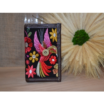 Portfel mały skórzany ciemnobrązowy z kwiatowym kolorowym haftem .